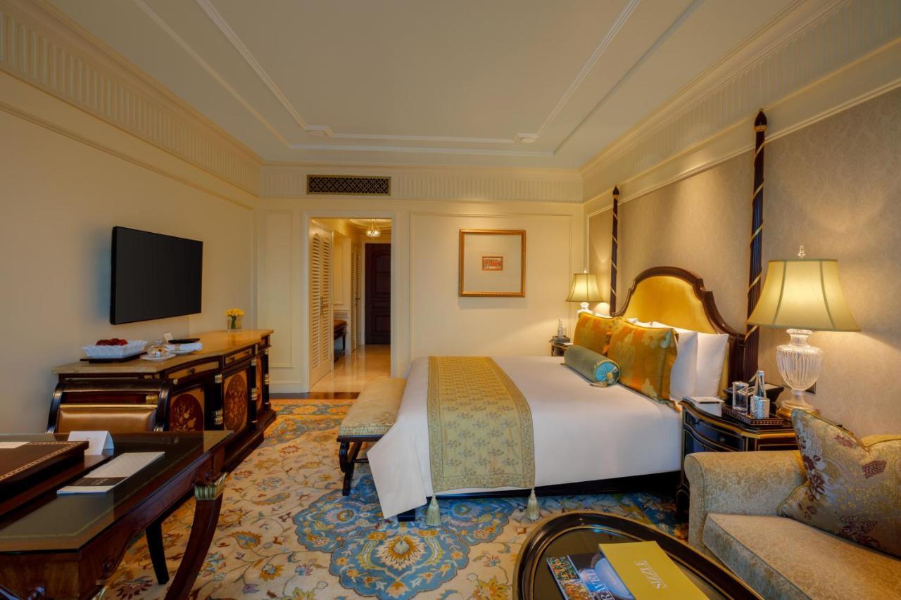 The Leela Palace New Delhi Exterior photo
