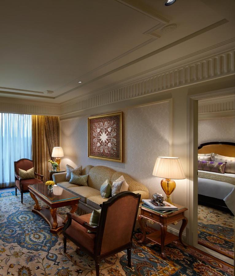 The Leela Palace New Delhi Exterior photo
