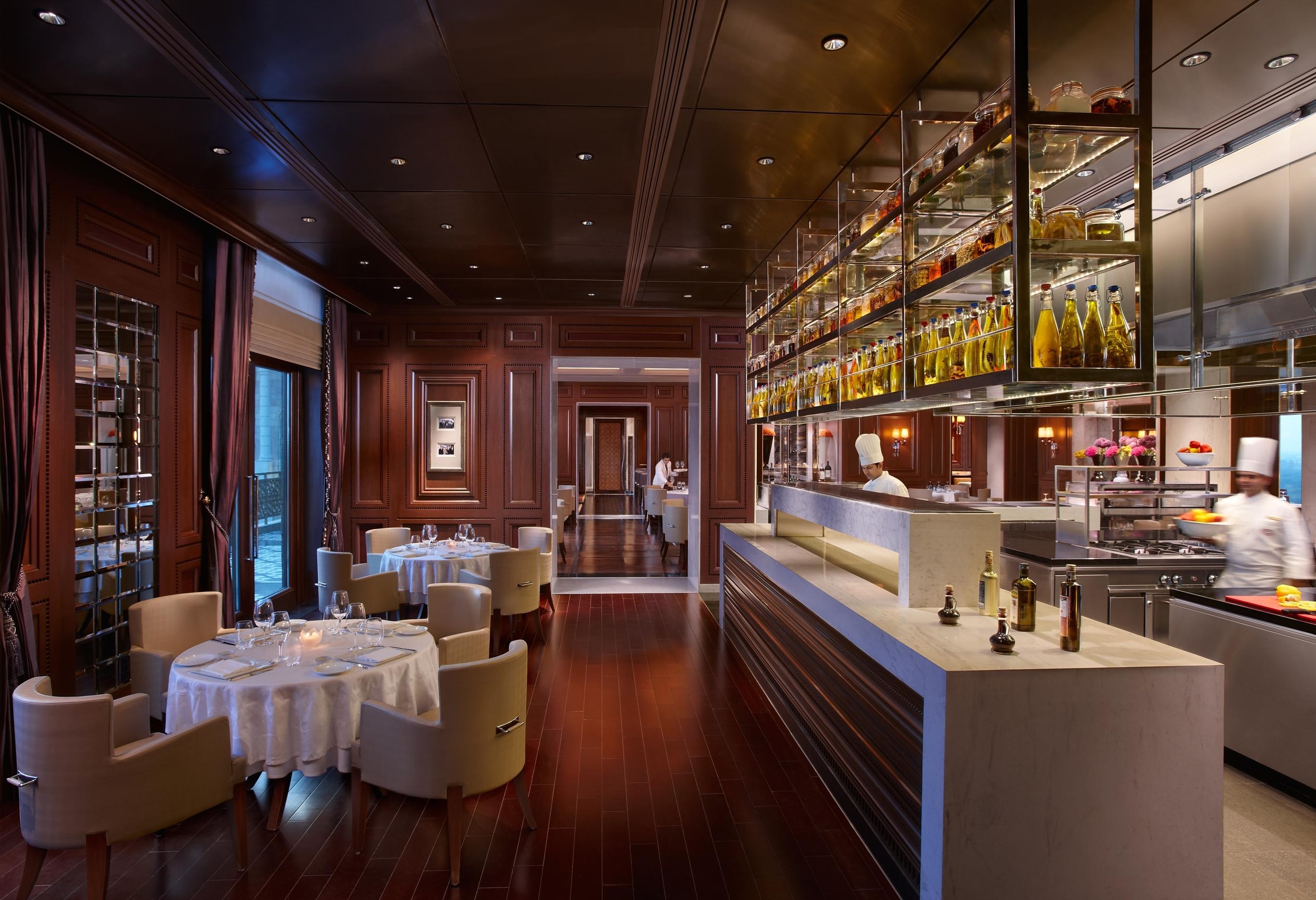 The Leela Palace New Delhi Exterior photo The restaurant
