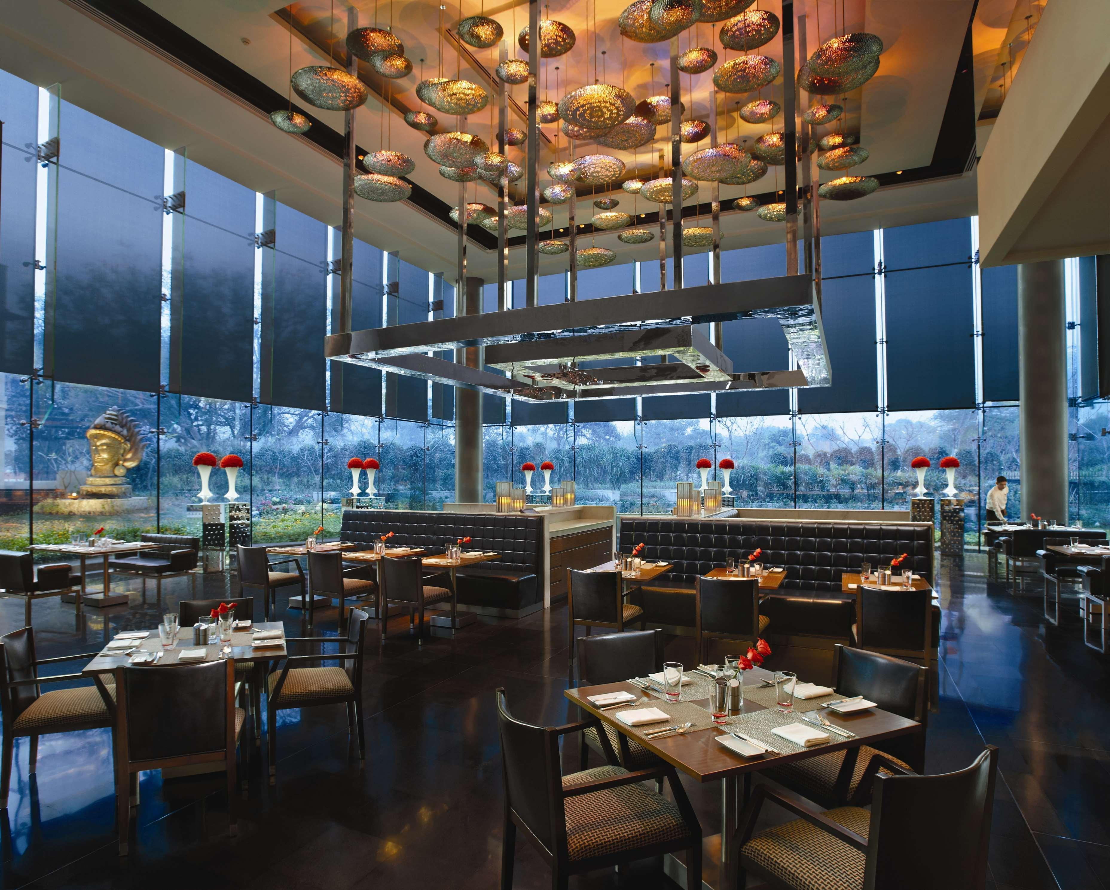The Leela Palace New Delhi Exterior photo The interior of the restaurant