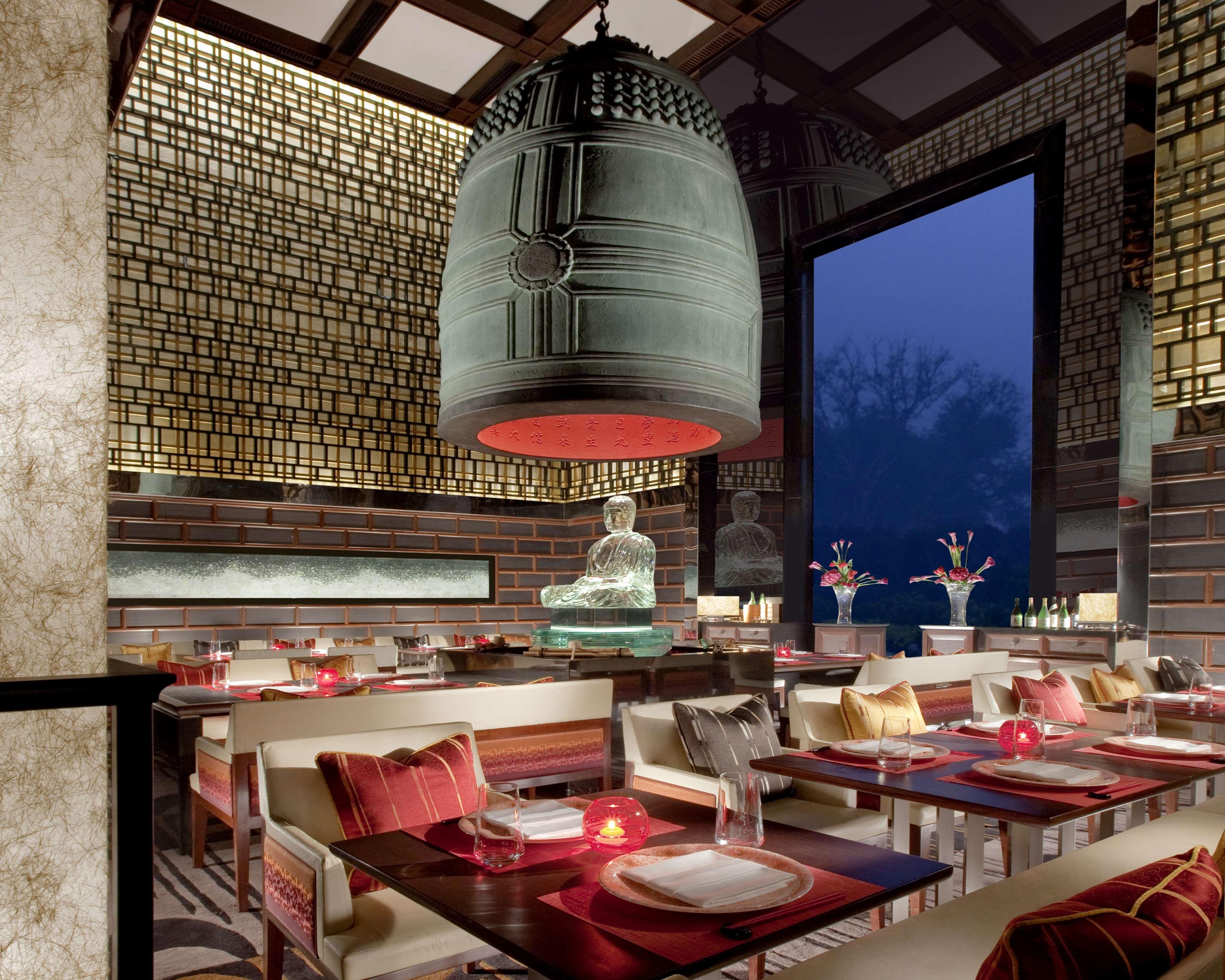 The Leela Palace New Delhi Exterior photo The interior of the restaurant