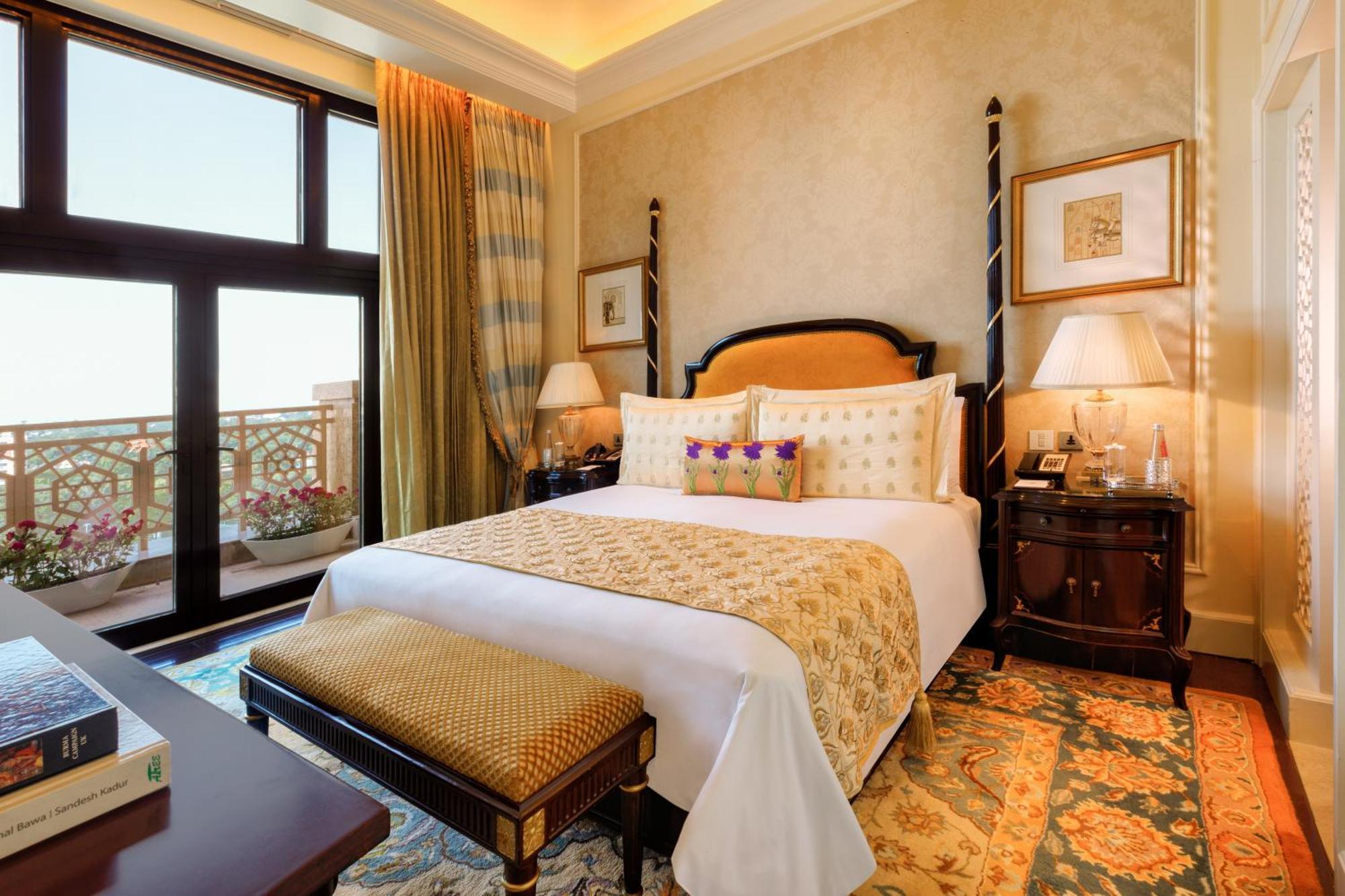 The Leela Palace New Delhi Exterior photo A bedroom at the Emirates Palace