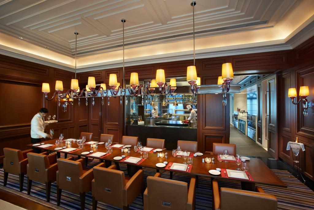 The Leela Palace New Delhi Exterior photo The interior of the restaurant
