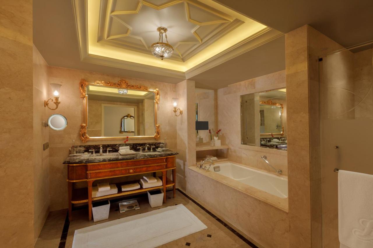 The Leela Palace New Delhi Exterior photo Bathroom