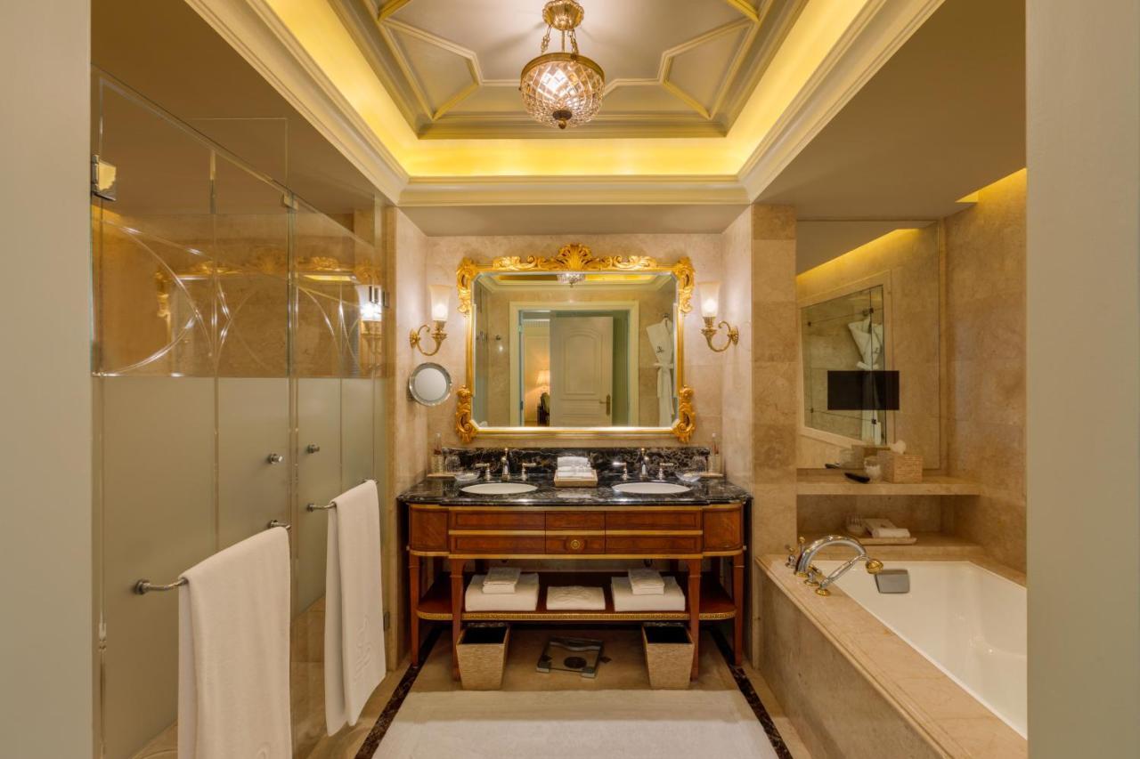 The Leela Palace New Delhi Exterior photo