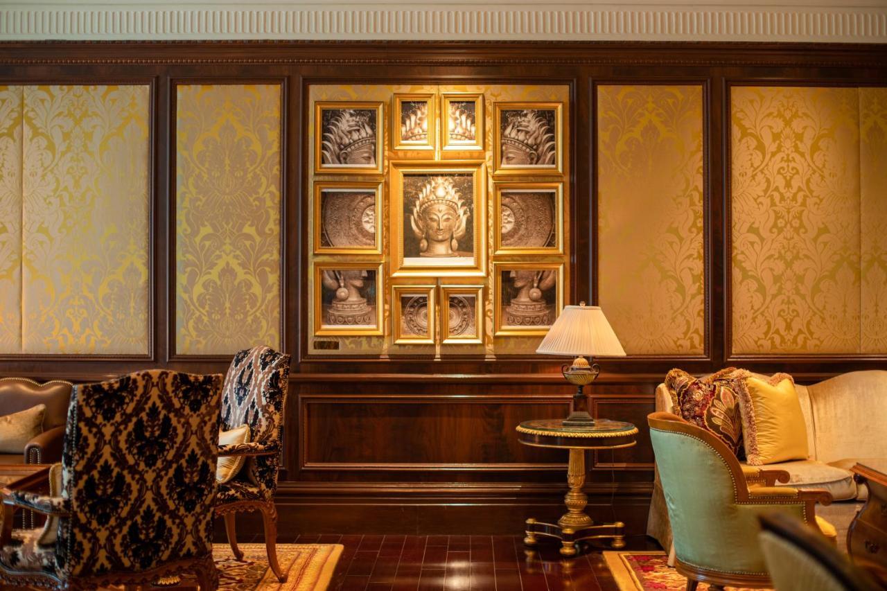 The Leela Palace New Delhi Exterior photo The interior of the club
