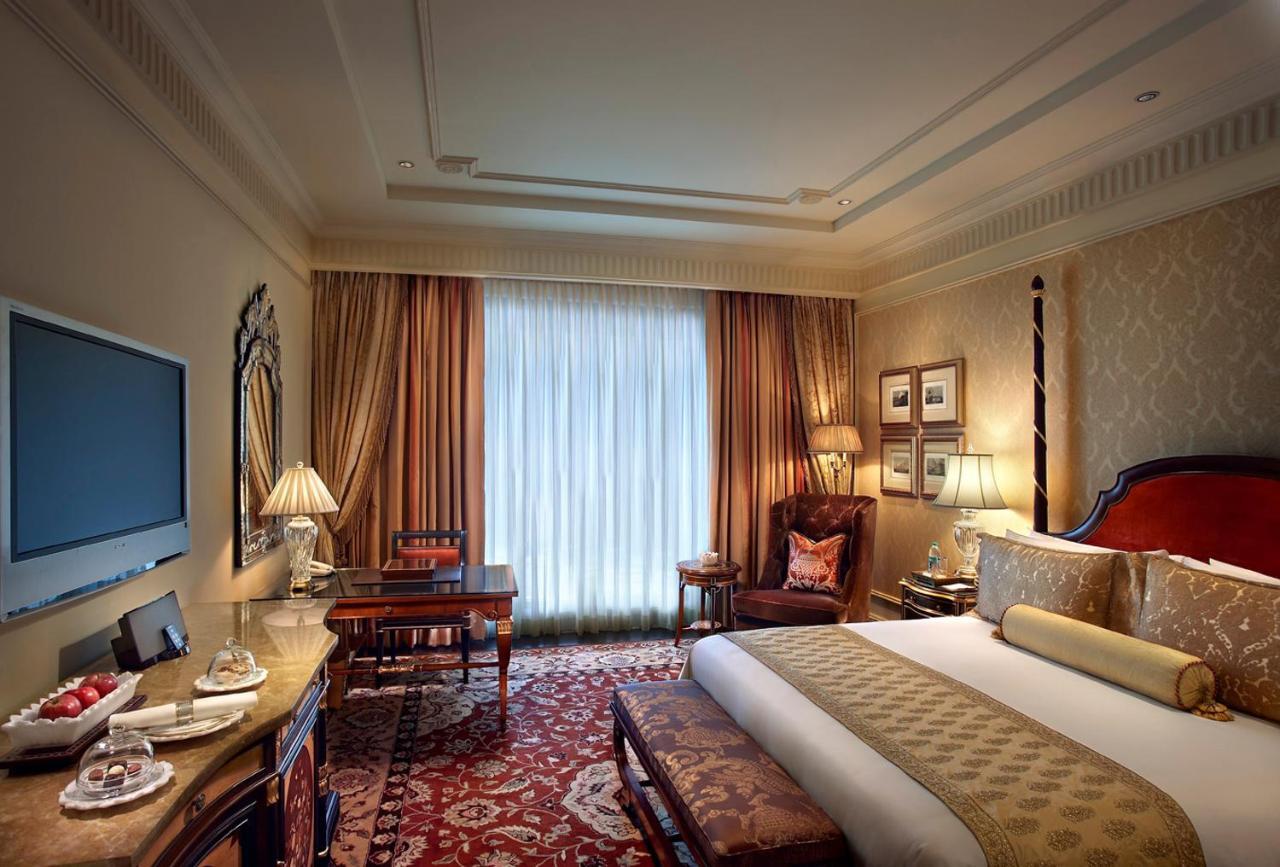 The Leela Palace New Delhi Exterior photo A room at the Taj Mahal Palace