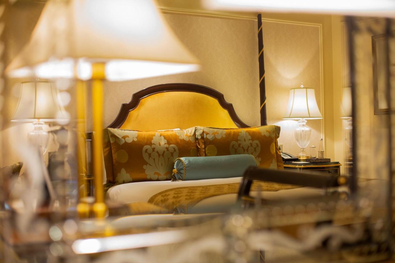 The Leela Palace New Delhi Exterior photo A bedroom at the hotel