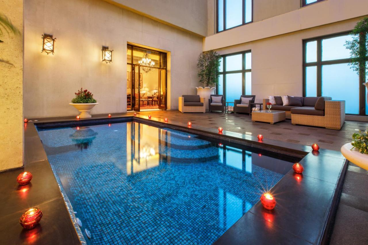 The Leela Palace New Delhi Exterior photo The pool at the spa