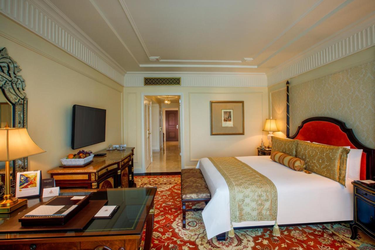 The Leela Palace New Delhi Exterior photo A room at the Taj Mahal Palace