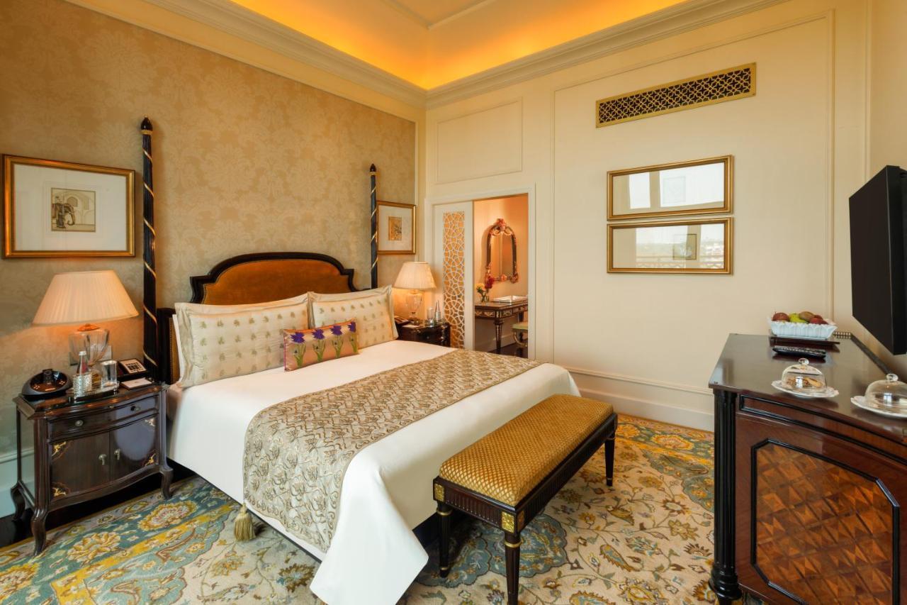 The Leela Palace New Delhi Exterior photo A bedroom at the Imperial
